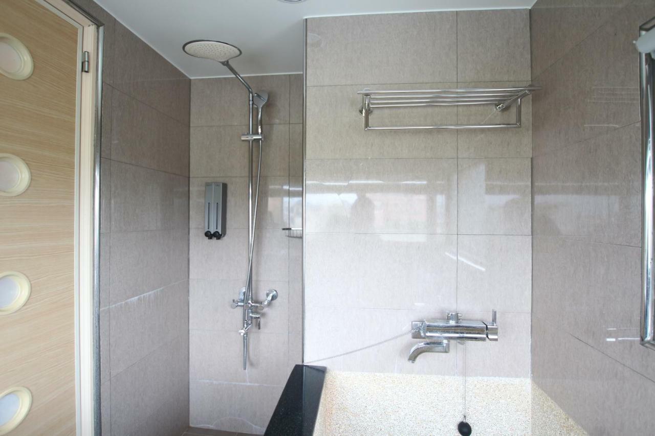 ไพน์ วิลลา Apartment หลัวตง ภายนอก รูปภาพ